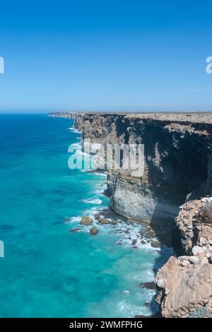 Vertikale Panoramaaussicht auf Head of Bight und Bunda Cliffs sind eine Touristenattraktion in Nullarbor, South Australia, SA, Australien Stockfoto