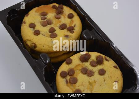 Süßigkeiten, köstliche, große Kekse mit kleinen Stücken Milchschokolade auf weißem Hintergrund. Stockfoto