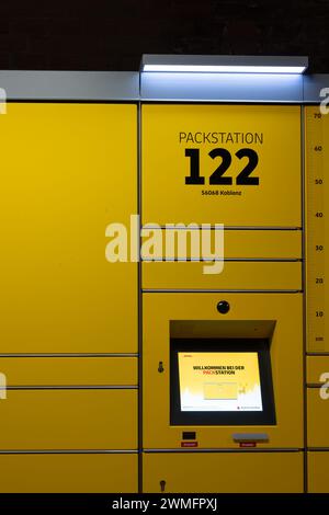 Koblenz, Deutschland - 19. Februar 2024: Terminal einer DHL Packstation, einem automatisierten Selbstbedienungs-Paketabholungs- und -Versandterminal Stockfoto