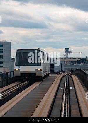 Flughafen Frankfurt - 19. Februar 2024: Der Skyline-Zug auf dem Gleis zwischen den Terminals 1 und 2 Stockfoto