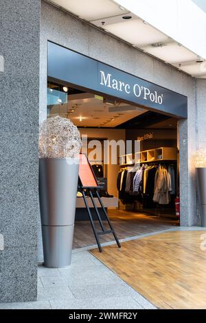Flughafen Frankfurt, Deutschland - 19. Februar 2024: Eingang des Marc O'Polo Stores im Flughafen-Einkaufszentrum. Marc O’Polo ist ein Schwedisch-deutscher Fashionium Stockfoto