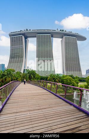 Nachschlagen im Marina Bay Sands Hotel von der Brücke zu den Gärten an der Bucht, Singapur Stockfoto