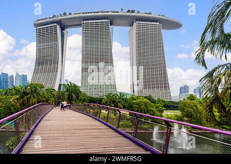 Nachschlagen im Marina Bay Sands Hotel von der Brücke zu den Gärten an der Bucht, Singapur Stockfoto