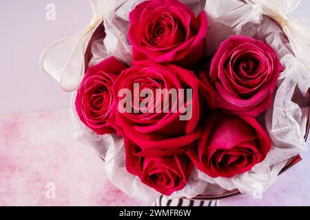 Dunkelrosafarbene Rosen mit Blick auf den Blumenstrauß Stockfoto