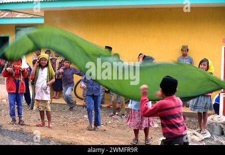 Kinder spielen auf der Straße. Java, Indonesien. Stockfoto