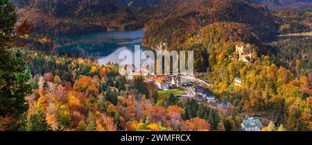 Schloss Hohenschwangau Blick vom Schloss Neuschwanstein,Palast im neo-romanischen Stil aus dem 19. Jahrhundert, Schwangau, Füssen, Ostallgäu, Bayern, Keim Stockfoto