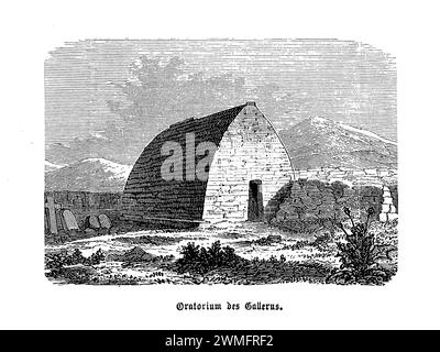 Das Gallarus Oratory auf der Dingle Peninsula im County Kerry, Irland, ist ein exquisites Beispiel frühchristlicher Architektur, die sich seit langem bewährt hat. Dieses kleine, aus Trockenstein bestehende Gebäude erinnert an ein umgedrehtes Boot und wird für seinen bemerkenswerten Erhaltungszustand und seine einfache, aber raffinierte Bauweise gefeiert. Das präzise Mauerwerk des Oratoriums mit sorgfältig zusammengesetzten Steinen ohne Mörtel zeigt den Einfallsreichtum seiner Erbauer und ihre Beherrschung der Materialien. Das Gallarus Oratorium wurde als Gebetsort genutzt Stockfoto