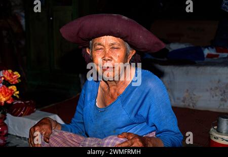 Batak-Frau, die Betel kaut. Ambarita, Samosir Island, Lake Toba, Sumatra, Indonesien. Stockfoto