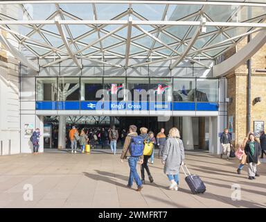 Passagiere am Bahnhof King's Cross, London, England. Stockfoto