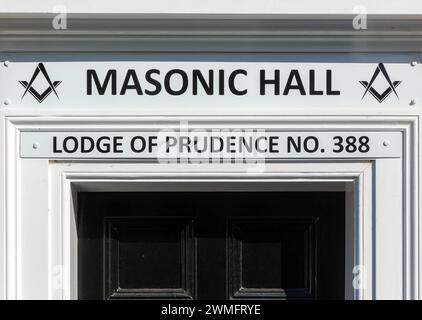 Schild oberhalb des Eingangs zur Masonic Hall, Lodge of Prudence Nummer 388, Halesworth, Suffolk, England, Großbritannien Stockfoto