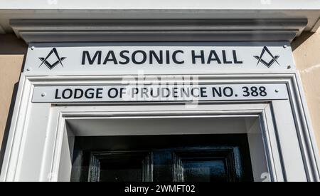 Schild oberhalb des Eingangs zur Masonic Hall, Lodge of Prudence Nummer 388, Halesworth, Suffolk, England, Großbritannien Stockfoto