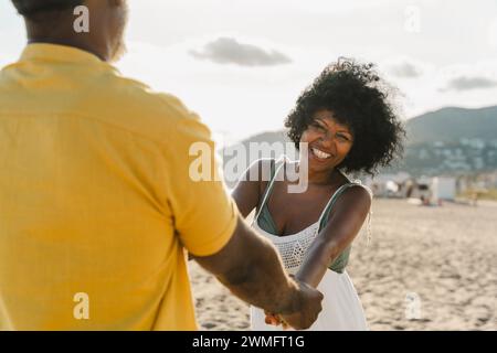 Wunderschönes reifes schwarzes Paar von Liebhabern, die sich am Meer treffen - verheiratetes afrikanisches Paar mittleren Alters, das sich im Freien verbündet und Spaß hat, Konzepte über rel Stockfoto