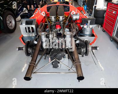 Blick auf Chris Beightons Lola T70 Mk3B Engine Bay in der International Pit Garage beim Silverstone Festival 2023 Stockfoto