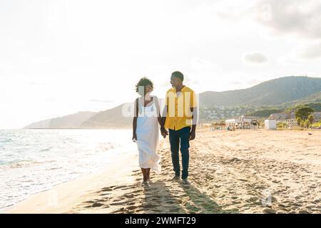 Wunderschönes reifes schwarzes Paar von Liebhabern, die sich am Meer treffen - verheiratetes afrikanisches Paar mittleren Alters, das sich im Freien verbündet und Spaß hat, Konzepte über rel Stockfoto