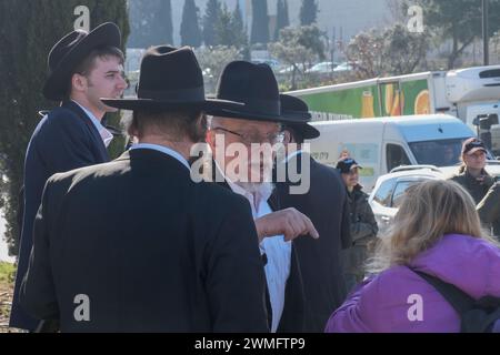 Jerusalem, Israel. Februar 2024. Ultra-orthodoxe Gegenproteste Netanjahus vorgeschlagene Reformen des Militärdienstes und die Drohung, Ausnahmen für ihre Gemeinden zu beenden, die behaupten, die jüdische Nation habe kein Recht zu existieren, ohne die Thora zu studieren. Einflussreiche Rabbiner haben entschieden, dass sie das Land schützen. Quelle: Nir Alon/Alamy Live News Stockfoto