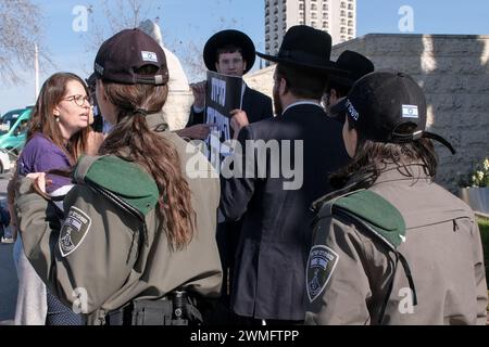 Jerusalem, Israel. Februar 2024. Ultra-orthodoxe Gegenproteste Netanjahus vorgeschlagene Reformen des Militärdienstes und die Drohung, Ausnahmen für ihre Gemeinden zu beenden, die behaupten, die jüdische Nation habe kein Recht zu existieren, ohne die Thora zu studieren. Einflussreiche Rabbiner haben entschieden, dass sie das Land schützen. Quelle: Nir Alon/Alamy Live News Stockfoto