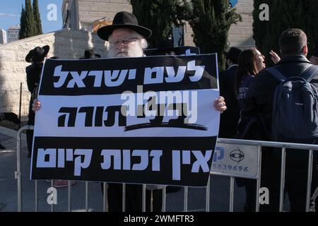 Jerusalem, Israel. Februar 2024. Ultra-orthodoxe Gegenproteste Netanjahus vorgeschlagene Reformen des Militärdienstes und die Drohung, Ausnahmen für ihre Gemeinden zu beenden, die behaupten, die jüdische Nation habe kein Recht zu existieren, ohne die Thora zu studieren. Einflussreiche Rabbiner haben entschieden, dass sie das Land schützen. Quelle: Nir Alon/Alamy Live News Stockfoto