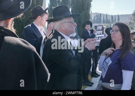 Jerusalem, Israel. Februar 2024. Ultra-orthodoxe Gegenproteste Netanjahus vorgeschlagene Reformen des Militärdienstes und die Drohung, Ausnahmen für ihre Gemeinden zu beenden, die behaupten, die jüdische Nation habe kein Recht zu existieren, ohne die Thora zu studieren. Einflussreiche Rabbiner haben entschieden, dass sie das Land schützen. Quelle: Nir Alon/Alamy Live News Stockfoto