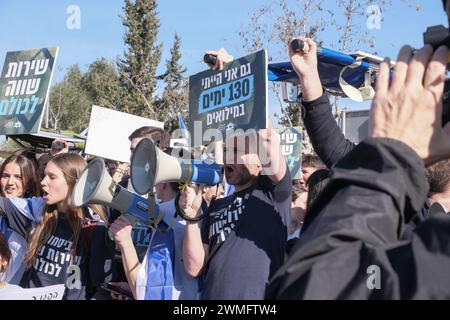 Jerusalem, Israel. Februar 2024. Demonstranten versammeln sich vor dem Obersten Gerichtshof Israels, während Richter Berufungen anhören, die Netanjahus vorgeschlagene Reformen des Militärdienstes in Frage stellen. Das Gesetz zielt darauf ab, den Pflichtdienst für Männer und Reservisten auszuweiten, während die Demonstranten eine gleichberechtigte Lastenteilung und ein Ende der Ausnahmen für ultraorthodoxe Gemeinden fordern, und alle dazu auffordern, unter die Koffer zu kommen. Quelle: Nir Alon/Alamy Live News Stockfoto