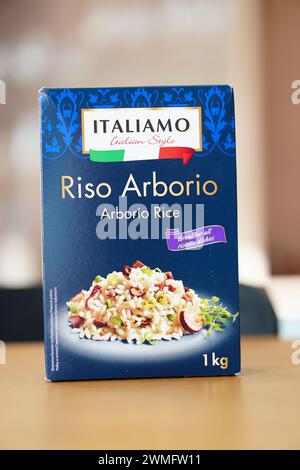 Eine Schachtel Tee auf einem Tisch mit Essen darauf Stockfoto