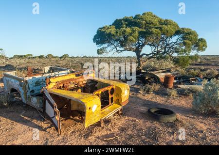 Ein altes, rostiges Auto wurde in der Nähe des Old Eyre Highway bei Koonalda Homestead, Nullarbor, South Australia, SA, Australien aufgegeben Stockfoto