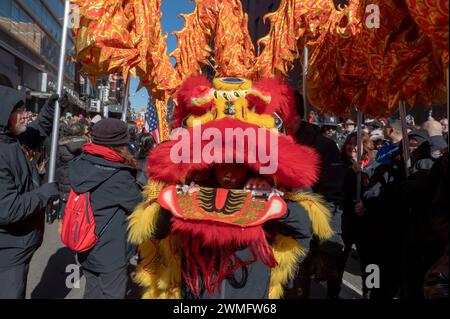 New York, Usa. Februar 2024. Ein Kind, das ein Lion Kostüm trägt, nimmt an der jährlichen Lunar New Year Parade in Chinatown am 25. Februar 2024 in New York Teil. Die Menschen versammelten sich, um die 26. Jährliche Mondumparade zu genießen und zu feiern, die dem Ende der 15 Tage zu Ehren des ersten Neumondes auf dem Mondkalender gedenkt. 2024 ist das Jahr des Drachen. Quelle: SOPA Images Limited/Alamy Live News Stockfoto