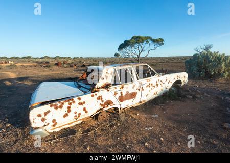 Ein altes, rostiges Auto wurde in der Nähe des Old Eyre Highway bei Koonalda Homestead, Nullarbor, South Australia, SA, Australien aufgegeben Stockfoto