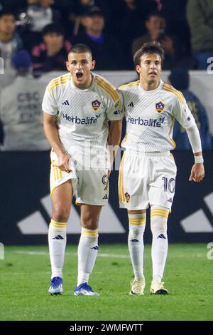 Los Angeles, Usa. Februar 2024. LA Galaxy's Dejan Jovelji? (L) feiert mit Riqui Puig (R), nachdem er bei einem MLS-Fußballspiel im Dignity Health Sports Park in Carson gegen den Inter Miami CF geschossen hat. Ergebnis: LA Galaxy 1:1 Inter Miami Credit: SOPA Images Limited/Alamy Live News Stockfoto