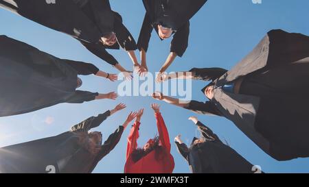 Die glücklichen Absolventen verbinden sich und zerstreuen sich. Stockfoto