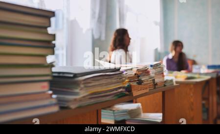 Stapel von Büchern und Notizbüchern in der Lehrerlounge der Schule. Stockfoto