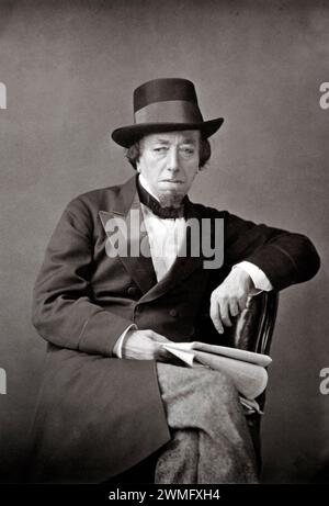 Porträt von Benjamin Disraeli (1804–1881) britischer konservativer Politiker und Premierminister, der Zeitung hält und einen Hut trägt. Vintage-Foto c1860 Stockfoto