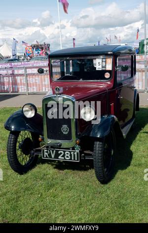 Dreiviertelansicht eines Maroon, 1932, Austin Seven Saloon, ausgestellt beim Silverstone Festival 2023 Stockfoto