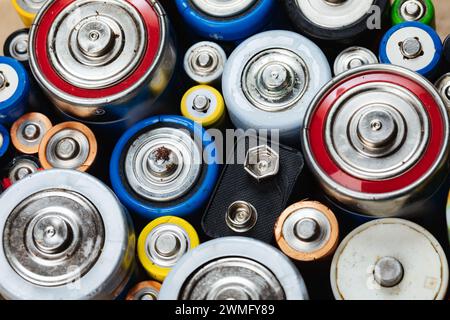 Nahaufnahme verschiedener gebrauchter Alkali-Mangan-Einwegbatterien mit verschiedenen Typen (C AA AAA D 9V) und Größen – Recycling- und Abfallkonzept Stockfoto