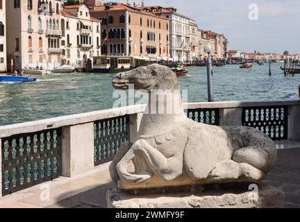 Venedig, Italien - 5. September 2022: Blick auf den Canale Grande von der Terrasse der Peggy Guggenheim Collection in Venedig Stockfoto