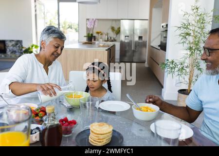 Birassische Großeltern genießen das gemeinsame Frühstück zu Hause Stockfoto