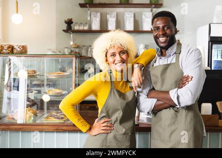 Selbstbewusste Unternehmer posieren in einem gemütlichen Café mit Kopierraum Stockfoto