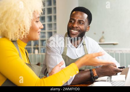 Afroamerikaner plaudert mit einer Frau zu Hause Stockfoto