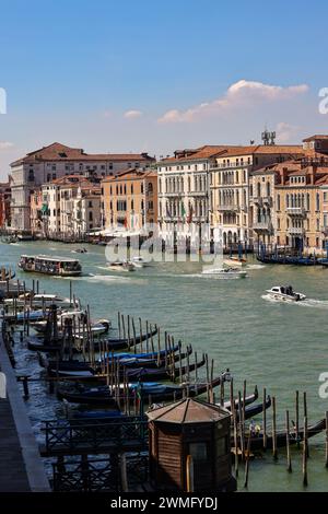 Venedig, Italien - 5. September 2022: Blick von Punta della Dogana auf die Paläste und wunderschönen Häuser entlang des Canale Grande im Viertel San Marco Stockfoto