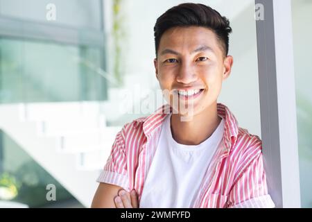 Ein junger asiatischer Mann lächelt hell, mit Kopierraum Stockfoto