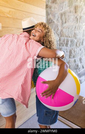 Ein junger asiatischer Mann und eine junge Frau mit birassischer Rasse teilen eine freudige Umarmung Stockfoto