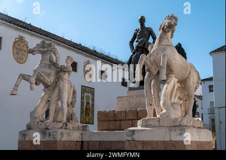 Das weiße Monumento a Manoleteon (Manolete-Denkmal) ist der 1917 geborene Stierkämpfer Manuel Laureano Rodríguez Sanchez Stockfoto