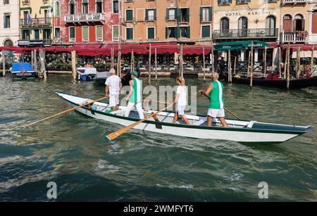 Venedig, Italien - 6. September 2022: Training der lokalen Rudermannschaft auf dem Canal Grande in Venedig, Italien Stockfoto