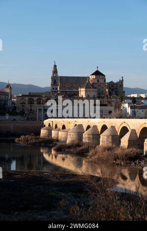 Die Römische Brücke von Cordoba ist eine lange restaurierte Fußgängerbrücke mit Bögen, die ursprünglich im frühen 1. Jahrhundert v. Chr. errichtet wurden, über den Guad Stockfoto