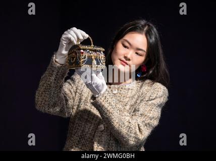 Bonhams, Knightsbridge, London, Großbritannien. Februar 2024. Bonhams Knightsbridge beherbergt die ersten Designer Handtaschen und Mode Sale von 2024. Der Live-Verkauf am 28. Februar bietet luxuriöse Handtaschen und Ready-to-Wear-Designs von beliebten Namen wie Chanel, Hermès, Karl Lagerfeld für Chanel, Christian Dior, Louis Vuitton und Gucci. Zu den Höhepunkten zählen Judith Leiber: A Gold „Sunken Treasure Chest“ Clutch Bag, 2022, geschätzte 600–800 £. Quelle: Malcolm Park/Alamy Live News Stockfoto