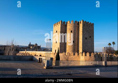 Die Römische Brücke von Cordoba ist eine lange restaurierte Fußgängerbrücke mit Bögen, die ursprünglich im frühen 1. Jahrhundert v. Chr. errichtet wurden, über den Guad Stockfoto