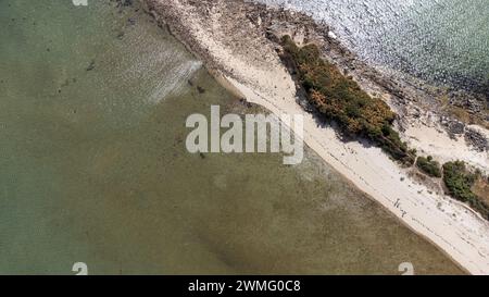 Frankreich, Bretagne, Morbihan, la Trinite-sur-Mer am 25.07.2022. Luftaufnahme im Sommer der Stadt La Trinite-sur-Mer, einem beliebten Hafen- und Küstenort Stockfoto