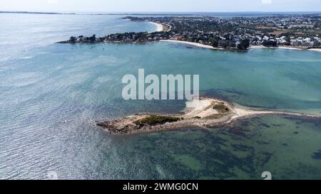 Frankreich, Bretagne, Morbihan, la Trinite-sur-Mer am 25.07.2022. Luftaufnahme im Sommer der Stadt La Trinite-sur-Mer, einem beliebten Hafen- und Küstenort Stockfoto