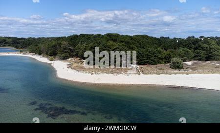 Frankreich, Bretagne, Morbihan, la Trinite-sur-Mer am 25.07.2022. Luftaufnahme im Sommer der Stadt La Trinite-sur-Mer, einem beliebten Hafen- und Küstenort Stockfoto