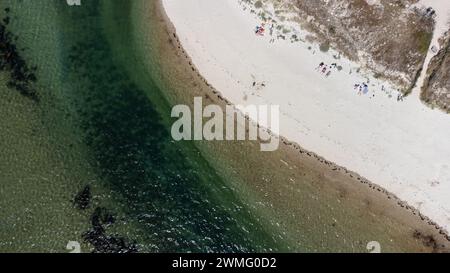 Frankreich, Bretagne, Morbihan, la Trinite-sur-Mer am 25.07.2022. Luftaufnahme im Sommer der Stadt La Trinite-sur-Mer, einem beliebten Hafen- und Küstenort Stockfoto