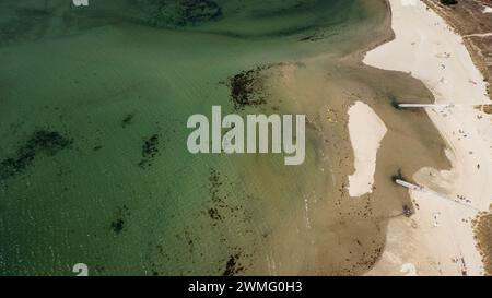 Frankreich, Bretagne, Morbihan, la Trinite-sur-Mer am 25.07.2022. Luftaufnahme im Sommer der Stadt La Trinite-sur-Mer, einem beliebten Hafen- und Küstenort Stockfoto